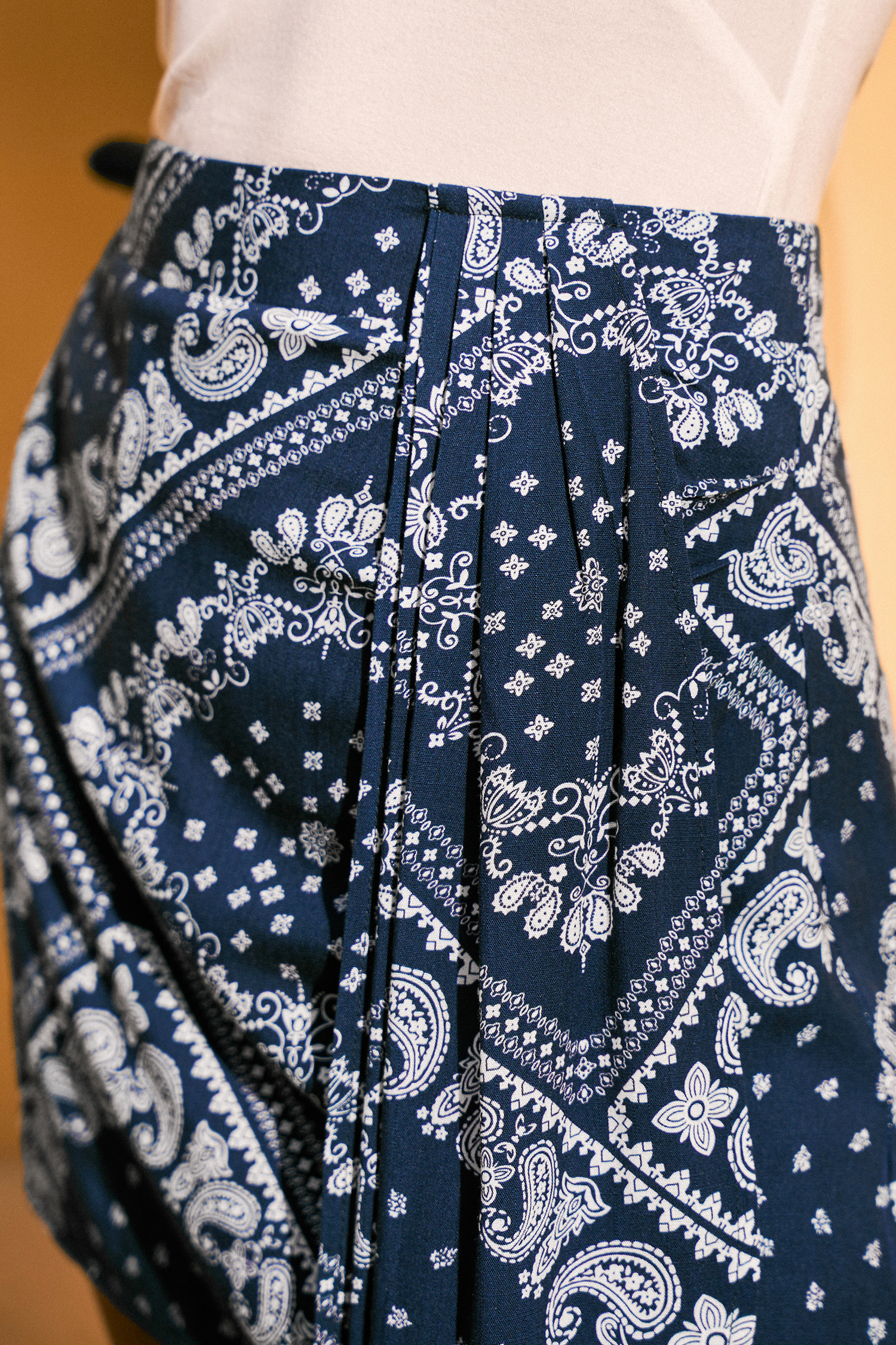 Blauer Paisley Minirock mit Volantbesatz